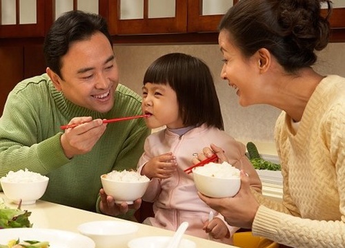 Những sai lầm chết người của cha mẹ khiến trẻ bị nhiễm vi khuẩn gây ung thư dạ dày