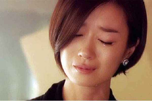 Chồng gọi điện bắt tôi sang tên cuốn sổ tiết kiệm 4 tỷ cho mẹ chồng đứng tên, tôi choáng váng khi biết lý do phía sau