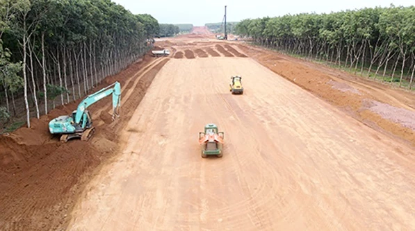 Triển khai dự án Đường cao tốc Phan Thiết - Dầu Giây có nguy cơ chậm tiến độ do thiếu đất đắp đường. Ảnh: Theo Báo Đồng Nai