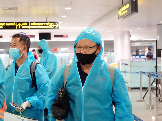 Đội tuyển Việt Nam về nước, HLV Park Hang-seo mệt mỏi, Văn Toàn cúi chào CĐV