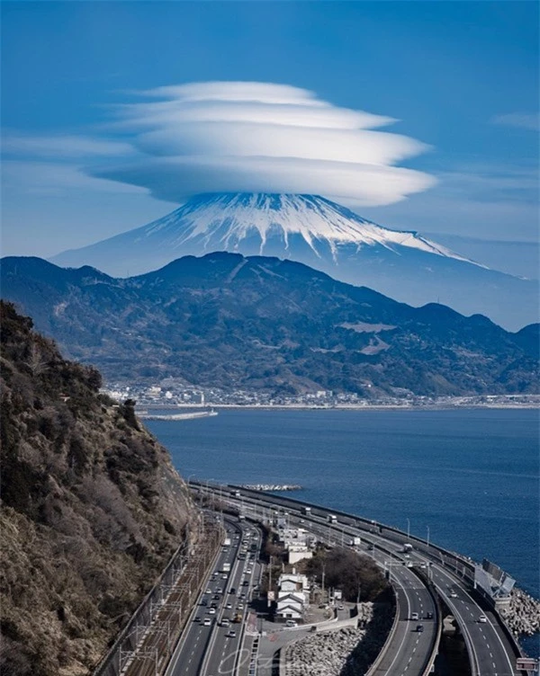 Đám mây bí ẩn xuất hiện trên đỉnh núi Phú Sĩ khiến cư dân mạng ngỡ ngàng, sự thật là gì? ảnh 2