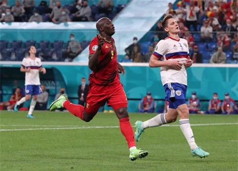 Lukaku (trái) ăn mừng bàn thắng vào lưới ĐT Nga