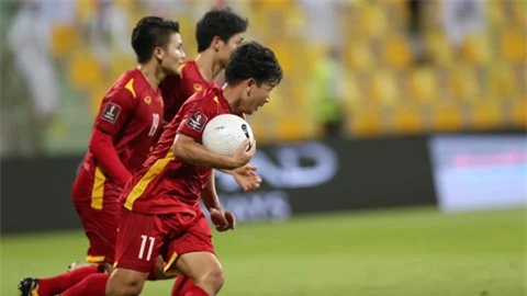 Minh Vương nhanh chóng đưa bóng trở lại vạch giữa sân sau khi ghi bàn cho ĐT Việt Nam Ảnh: Minh Anh