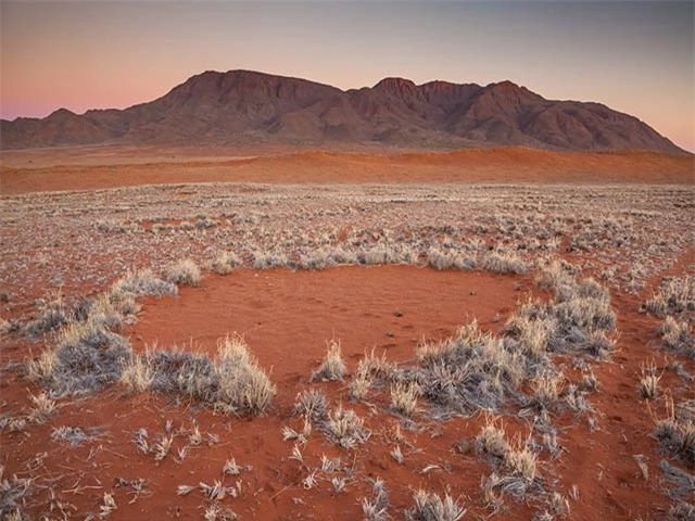 Vòng tròn bí ẩn được người Namibia tin là dấu chân của các vị thần 5