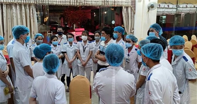 Xuyên đêm lấy 6.000 mẫu xét nghiệm liên quan ca bệnh COVID-19 mới ở Diễn Châu, Nghệ An - Ảnh 1.