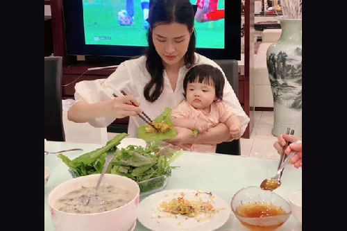 Phát sốt trước ánh mắt “hau háu” nhìn đồ ăn ngon của con gái Đông Nhi