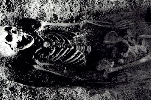 Bí ẩn cô gái bị chôn với chim sẻ trong miệng