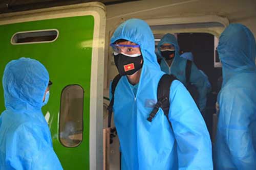 ĐT Việt Nam về đến TP.HCM, bắt đầu cách ly 7 ngày