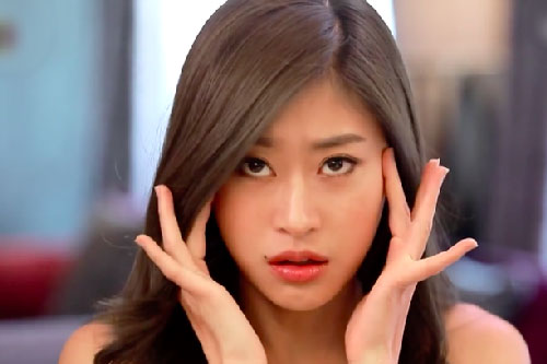 Qua khe cửa khép hờ, tôi điêu đứng phát hiện bí mật sốc óc về cô bạn thân của mình