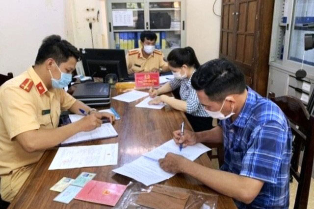 Phạt 2 vợ chồng ngồi chung ghế lái, mở cửa, phóng ô tô trên đường