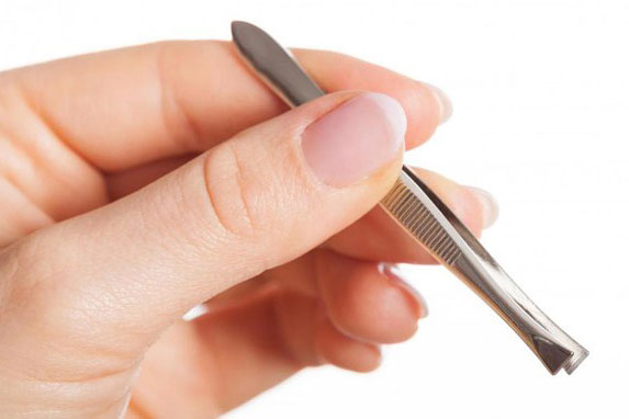 Nhổ lông nách bằng nhíp không bỏ ngay coi chừng hối hận