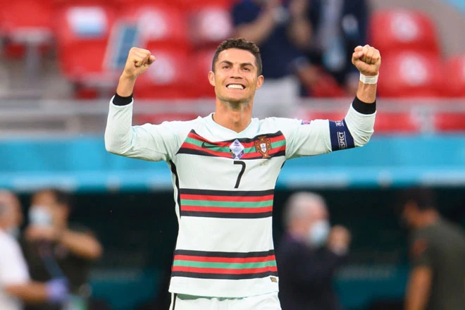 Tiền đạo: Cristiano Ronaldo (Bồ Đào Nha).