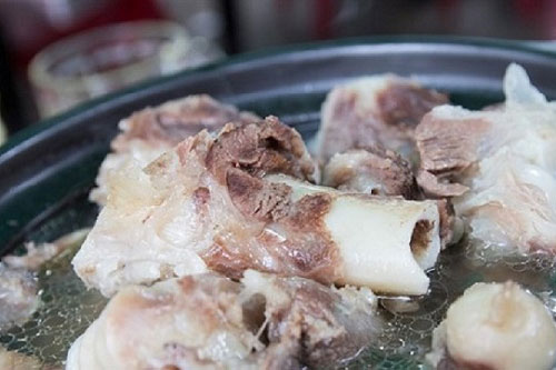 Hầm xương đừng vội cho nước đun ngay, làm thêm bước này nước xương có màu trắng sữa, thơm phức