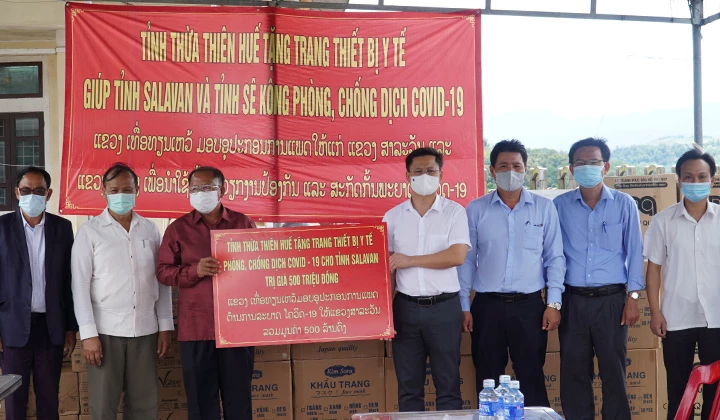 Đoàn công tác tỉnh Thừa Thiên Huế trao tặng vật tư, trang thiết bị y tế cho tỉnh bạn.