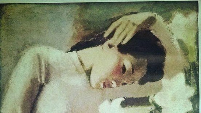 Thiếu nữ bên hoa huệ là một tác phẩm tranh sơn dầu do họa sĩ Tô Ngọc Vân sáng tác năm 1943. Bức tranh mô tả chân dung một thiếu nữ mặc áo dài trắng bên cạnh lọ hoa huệ trắng. Tác phẩm này được coi là tiêu biểu trong sự nghiệp sáng tác của họa sĩ Tô Ngọc Vân cũng như đại diện tiêu biểu cho mỹ thuật Việt Nam đầu thế kỷ 20. Ảnh: Tạp chí Mỹ thuật. Thiếu nữ bên hoa huệ là một tác phẩm tranh sơn dầu do họa sĩ Tô Ngọc Vân sáng tác năm 1943. Bức tranh mô tả chân dung một thiếu nữ mặc áo dài trắng bên cạnh lọ hoa huệ trắng. Tác phẩm này được coi là tiêu biểu trong sự nghiệp sáng tác của họa sĩ Tô Ngọc Vân cũng như đại diện tiêu biểu cho mỹ thuật Việt Nam đầu thế kỷ 20. Ảnh: Tạp chí Mỹ thuật.