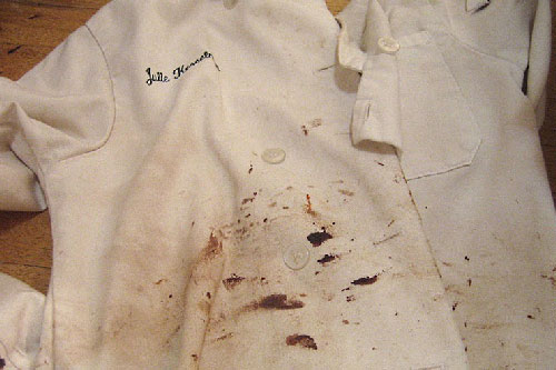 Đổ lon coca vào quần áo bẩn ai cũng nghĩ lãng phí, kết quả mang lại thật bất ngờ