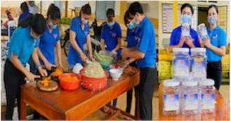 Bình Phước: Thanh niên và người dân muối dưa cà, làm nước mát tặng các chiến sĩ nơi tuyến đầu chống dịch