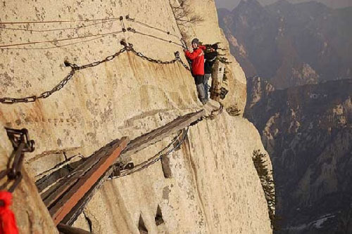 "Dựng tóc gáy" với những cung đường nguy hiểm nhất hành tinh