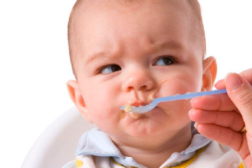 Hậu quả đáng ngại khi ba mẹ cố ép trẻ ăn, nhiều người vẫn làm mà không hề để ý