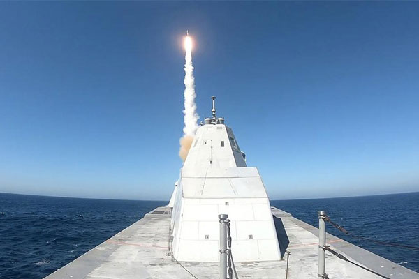 Mỹ phải từ bỏ pháo điện từ và thay thế bằng tên lửa cho khu trục Zumwalt