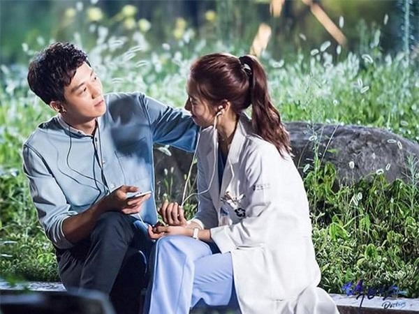 Cố gắng mãi vẫn chưa có bầu, vợ chết lặng khi phát hiện giấy phẫu thuật trong túi chồng, sự thật chết lặng được phơi bày - Ảnh 1 Hồi đấy cả tôi và bạn thân mình đều yêu anh. Nhưng anh lại yêu cô bạn tôi