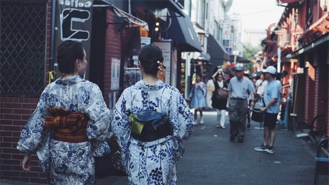 Tại sao khi mặc Kimono, phụ nữ Nhật Bản cần thắt một chiếc gối sau lưng? - Tiết lộ bí mật của người mặc - Ảnh 1.