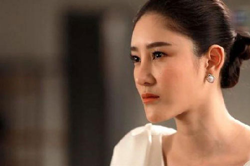 Vợ cũ của chồng dẫn con đến chơi nhưng cứ nhìn chằm chằm vào chiếc nhẫn trên tay tôi rồi tiết lộ bí mật sốc óc