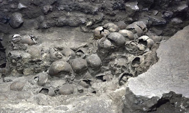 Một phần tháp sọ người thuộc cấu trúc cổ đại Huey Tzompantli của người Aztec được phát hiện dưới lòng đất thủ đô Mexico. Ảnh: Reuters.