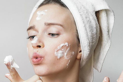 Da khô, kích ứng nếu chọn sữa rửa mặt có độ pH không đúng