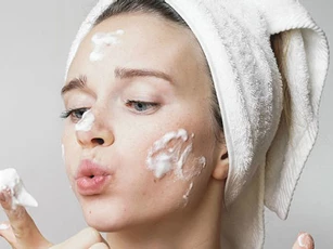 Da khô, kích ứng nếu chọn sữa rửa mặt có độ pH không đúng