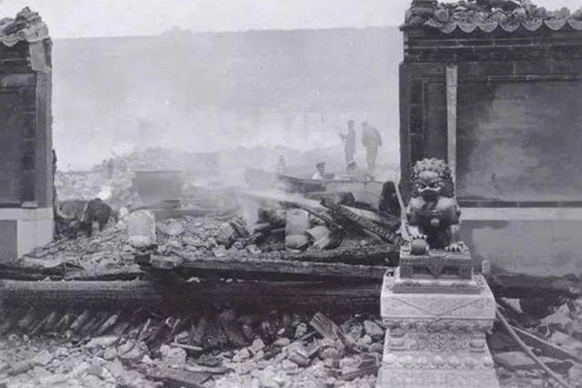 Cảnh tượng hoang tàn tháng 6/1923, sau khi Tử Cấm Thành bị cháy. Ảnh: Sohu