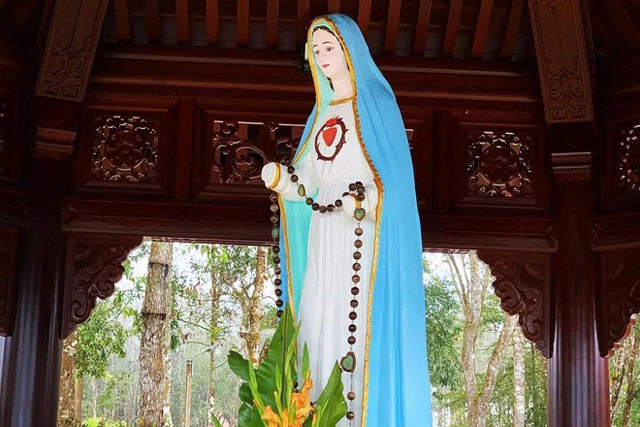 Khu vực tượng Đức Mẹ Măng Đen là một địa điểm nổi tiếng ở huyện Kon Plông, tỉnh Kon Tum. Nhiều người còn gọi đây là tượng Đức Mẹ Cụt Tay, một chi tiết độc đáo khiến tượng gần như trở nên độc nhất vô nhị. Ảnh: Binh Huynh.
