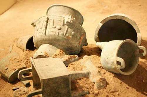 Phát hiện mộ cổ chứa hàng nghìn báu vật, chuyên gia vẫn 'ngó lơ' vì tâm trí họ dồn hết cho món đồ 'gây chấn động giới khảo cổ'