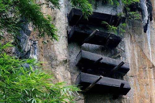 Chỉ nói từ duy nhất, người nông dân nhận ngay 300.000 NDT tiền thưởng cho lời giải về 'bí ẩn quan tài treo' ở Trung Quốc