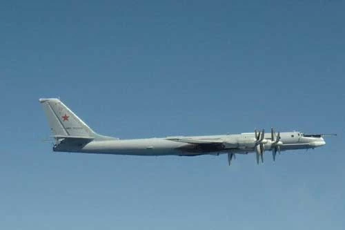 F-22 “hỏi thăm” Tu-95 trên bầu trời Alaska.