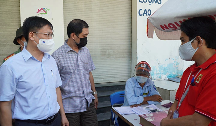 Kiểm tra công tác phòng, chống dịch tại Chợ đầu mối Phú Hậu.