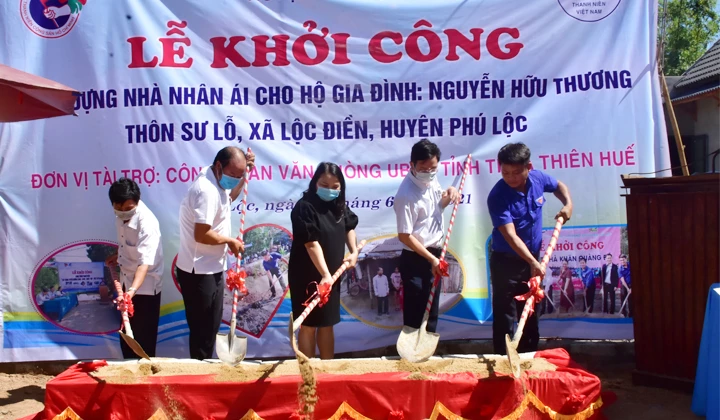 Các đại biểu thực hiện nghi thức khởi công xây dựng nhà nhân ái.