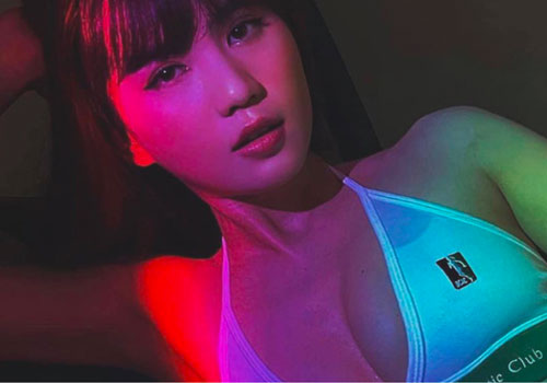 Ngọc Trinh đăng ảnh gợi cảm trên siêu xe Roll-Royce đắt đỏ