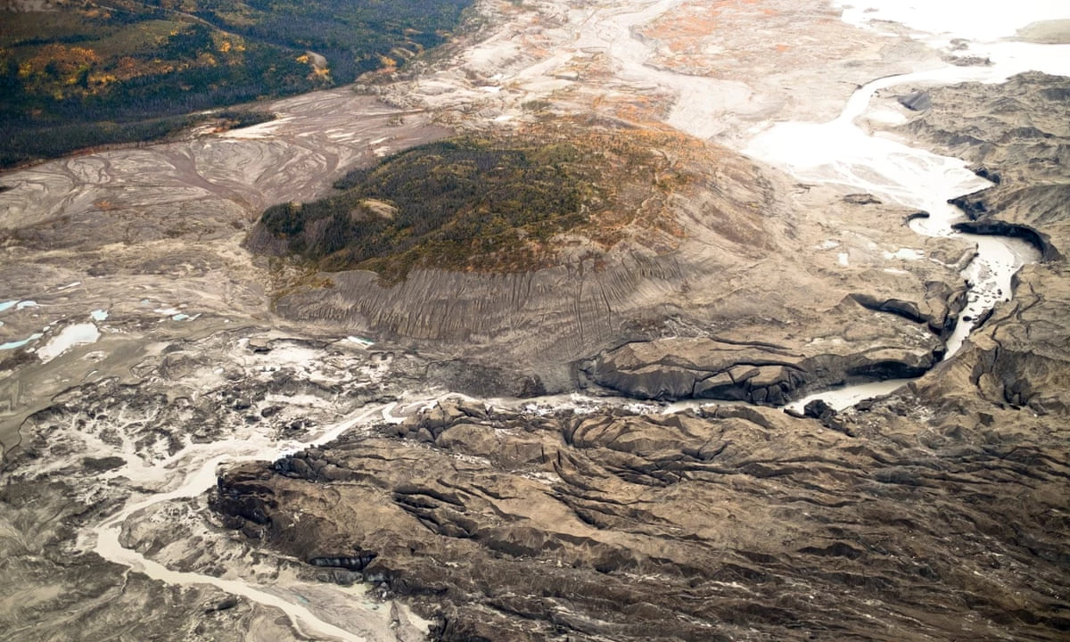 Sông Slim (Canada): Mùa xuân năm 2017, toàn bộ con sông thuộc Yukon, Canada, dường như "bốc hơi" sau một đêm. Nguyên nhân là dòng chảy của sông đã thay đổi. Phần nước tan chảy của sông băng Kaskawulsh vốn chảy theo hai hướng nhưng bất ngờ dồn hết vào sông Kasskawulsh về phía nam rồi tiếp tục đổ vào vịnh Alaska. Điều này khiến kích thước của sông Slim bị giảm đáng kể. Các nhà khoa học gọi đây là hiện tượng "cướp sông". Ảnh: The Guardian.