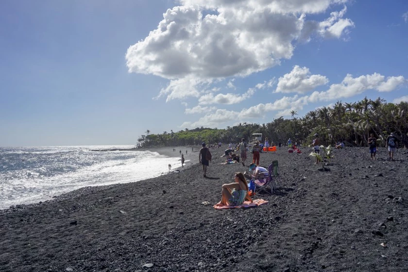 Biển Kaimu (Hawaii, Mỹ): Đầu những năm 1990, khoảng 150 ngôi nhà và bãi biển cát đen Kaimui bị xóa sổ. Nguyên nhân là dòng dung nham tràn qua làng Kalapana. Hiện tại, biển Kaimu vẫn thu hút khách du lịch nhờ nỗ lực phục hồi của người địa phương. Ảnh: LA Times.