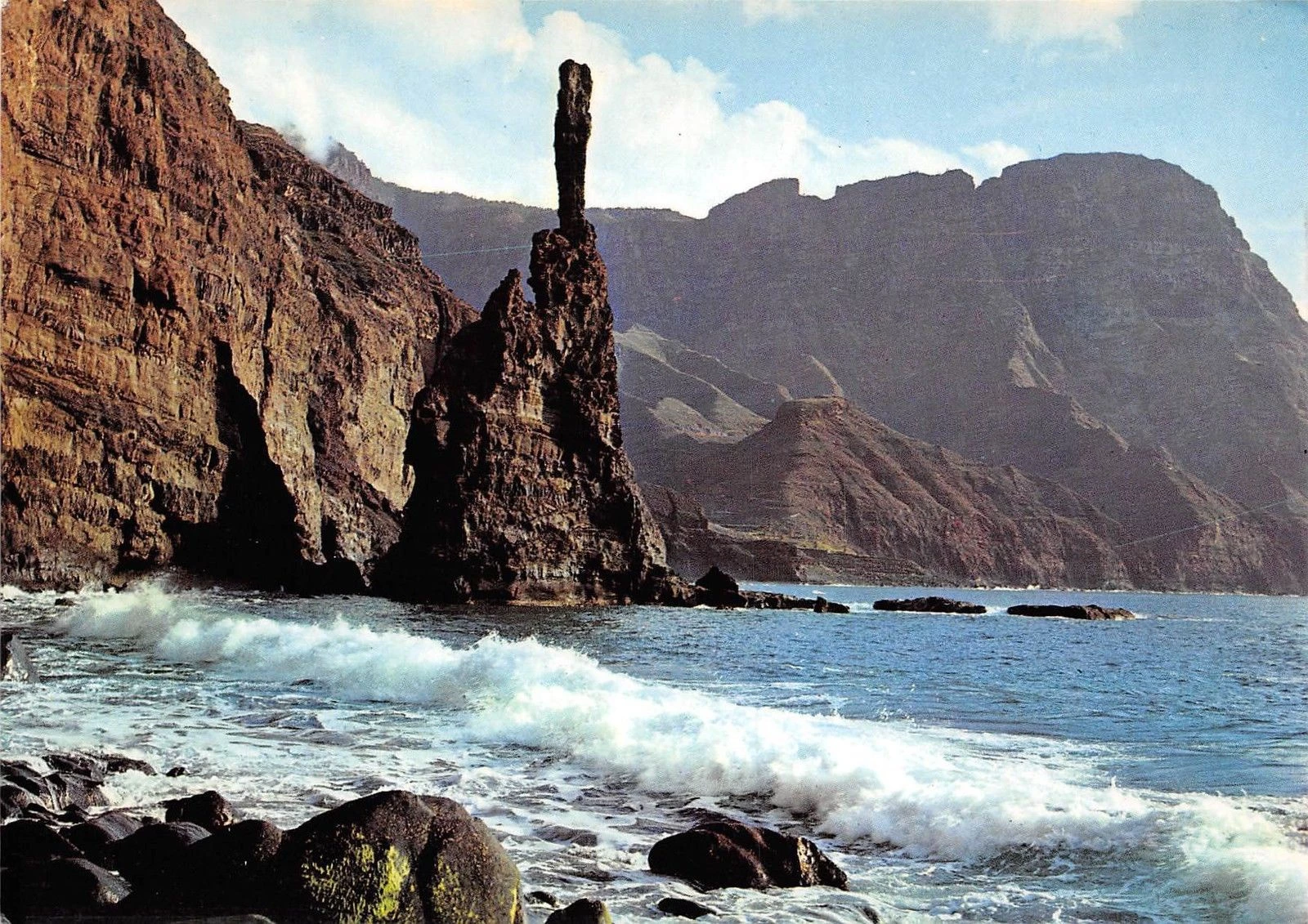 El Dedo de Dios (Tây Ban Nha): Tên của địa danh này có nghĩa "ngón tay của Chúa". Nó là một khối đá tàn dư cao khoảng 30 m, nằm ở ngoài khơi Gran Canaria. Cơn bão nhiệt đới Delta năm 2005 đã khiến đỉnh của tuyệt tác thiên nhiên này vỡ ra và rơi xuống biển. Tảng đá này từng là nguồn cảm hứng cho nhiều nghệ sỹ. Ảnh: Hippostcard.