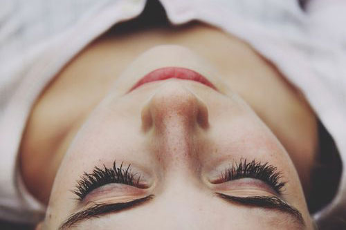 Kích mi dài tự nhiên với bí quyết ai cũng làm được