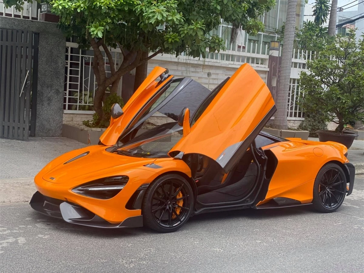 Chiếc McLaren 765LT thứ tư tại Việt nam mang màu sơn McLaren Orange tương tự như chiếc đầu tiên nhưng có sự khác biệt. 