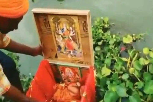 Phát hiện sửng sốt bên trong chiếc hộp gỗ dạt vào bờ sông ở Ấn Độ