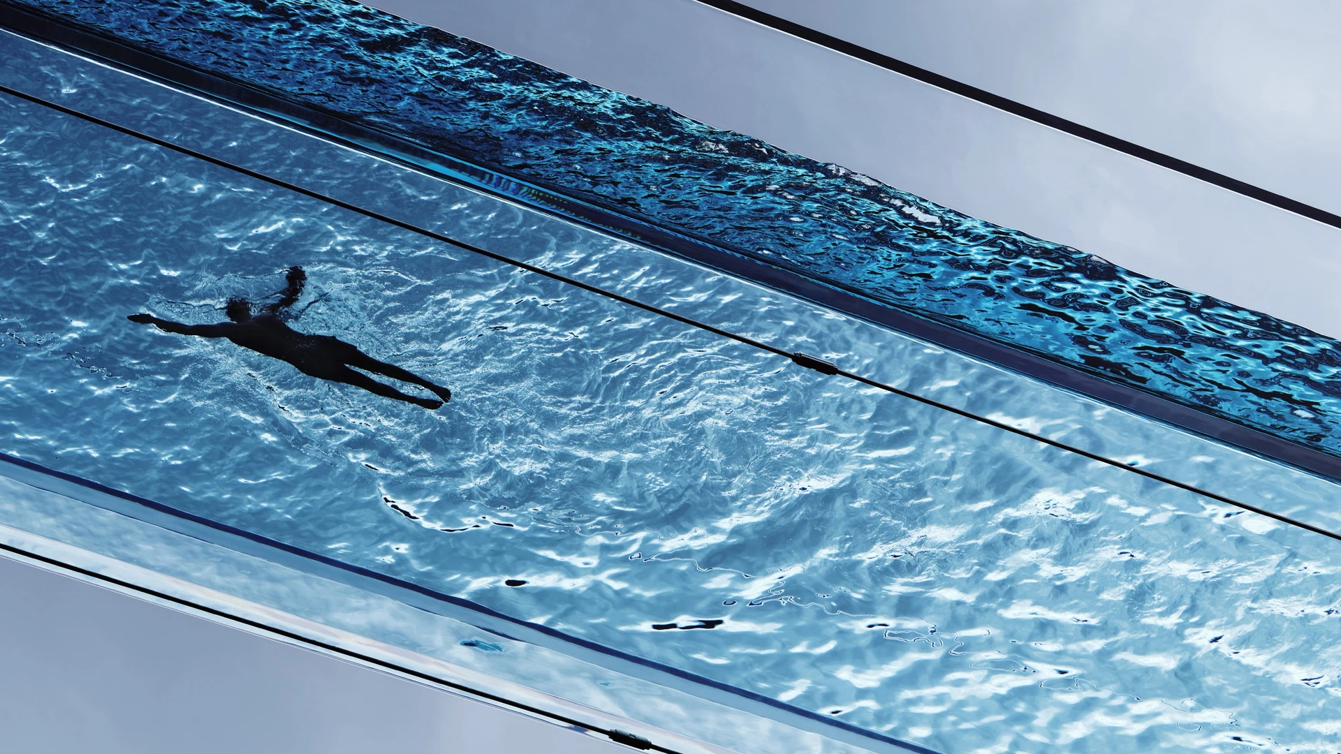 Hồ bơi có tên Sky Pool lơ lửng trên không trung đầu tiên trên thế giới sắp mở cửa đón khách tại London (Anh). Bể bơi dài 25 m trong suốt được thiết kế bởi đội ngũ kiến trúc sư của HAL Architects. Ảnh: Dezeen.