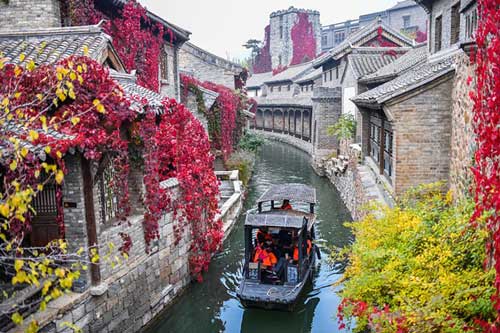 Khám phá cổ trấn đỏ rực dưới chân Vạn Lý Trường Thành