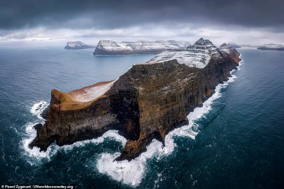 Ảnh chiến thắng hạng mục Cảnh quan trên mặt nước thuộc về Pawel Zygmunt đến từ Ba Lan. Trong ảnh là vách đá Kallur trên đảo Kalsoy thuộc quần đảo Faroe. Để chụp ảnh này, anh đã phải sử dụng drone trong điều kiện thời tiết rất xấu.