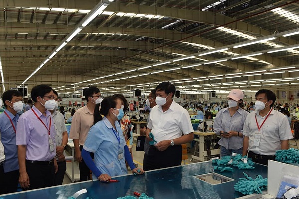 Thứ trưởng Đỗ Xuân Tuyên: Không cần thiết phải đeo 2 khẩu trang/lần