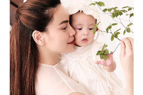 Hồ Ngọc Hà khoe ảnh cùng Lisa mà ai cũng xuýt xoa con gái xinh như thiên thần, lấn át cả nhan sắc của mẹ