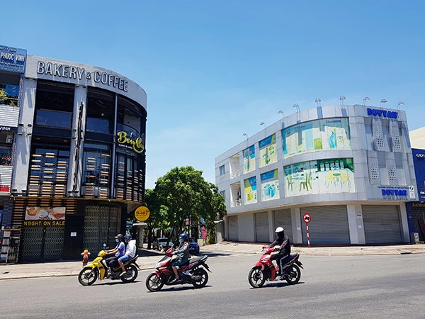 Sở Y tế Đà Nẵng khuyến cáo những ai từng đến cửa hàng Bonpas Bakery & Coffee tại số 143 Điện Biên Phủ (trái) và Công ty Nhựa Duy Tân tại số 145 Điện Biên Phủ (phải) từ ngày 10/6 đến 18/6 thì lập tức liên hệ Trung tâm Y tế quận, huyện để cung cấp thông tin và được tư vấn